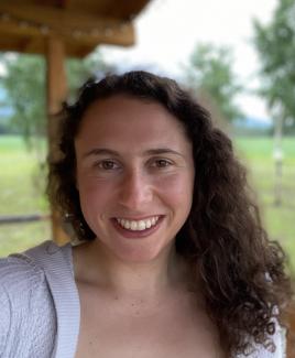 headshot of laura finkler