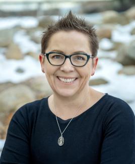 headshot of leonie herx
